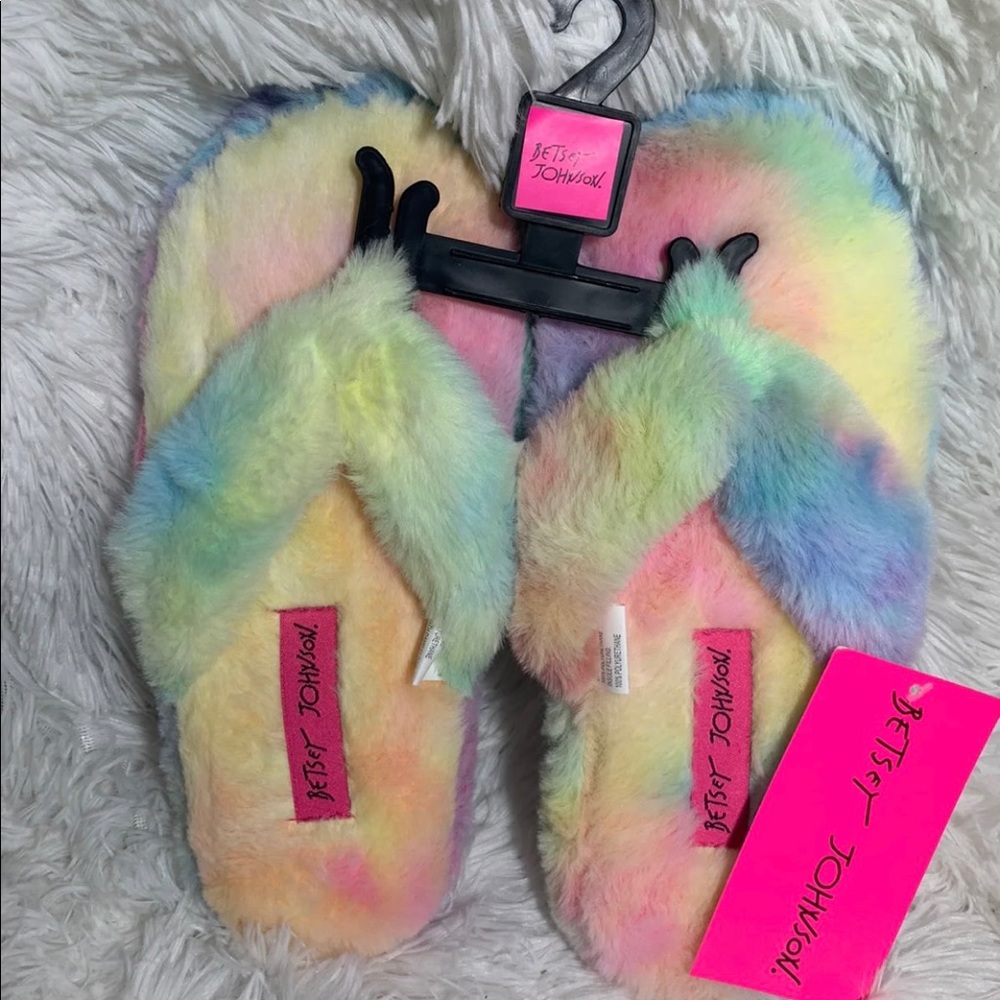 NWT BETSEY JOHNSON. Faux fur slippers. Size 7/8